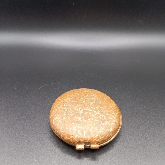 GUC Gold Vintage Etched Floral Design Small Compact! - Picture 2 of 6